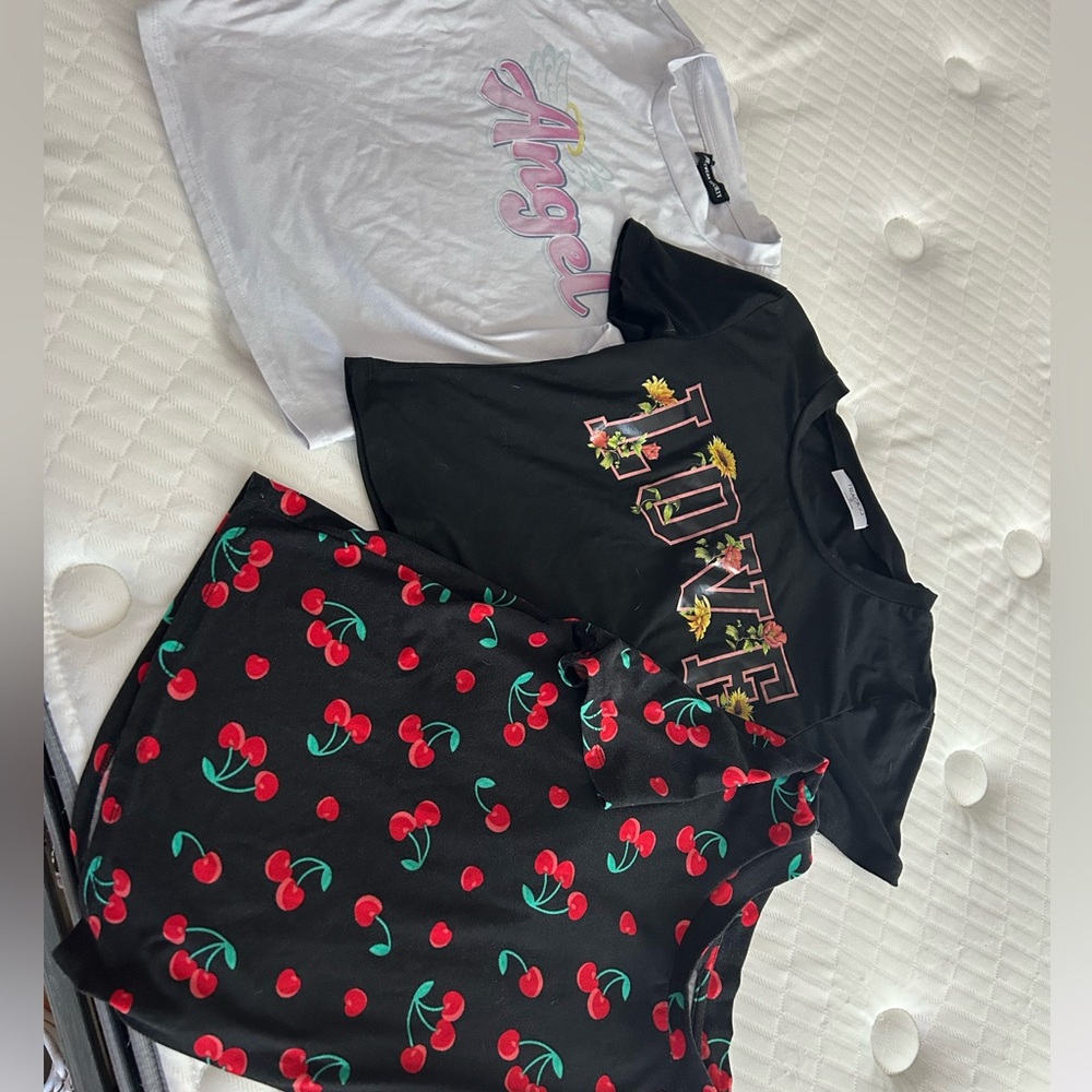 Good condition shirts all different colors and all same sizes coming in a bundle